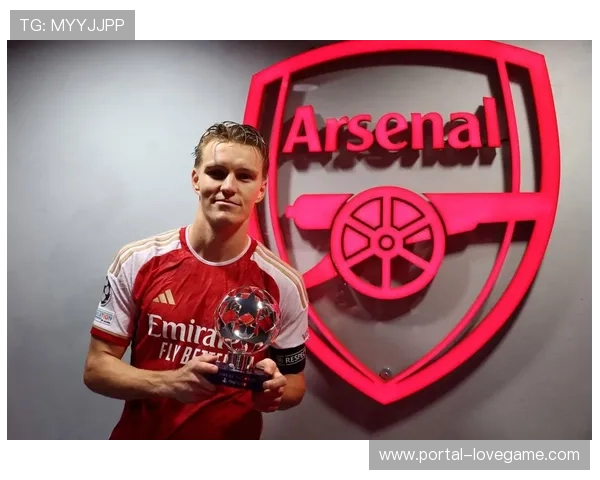 厄德高抽射造乌龙，阿森纳半场暂平曼联